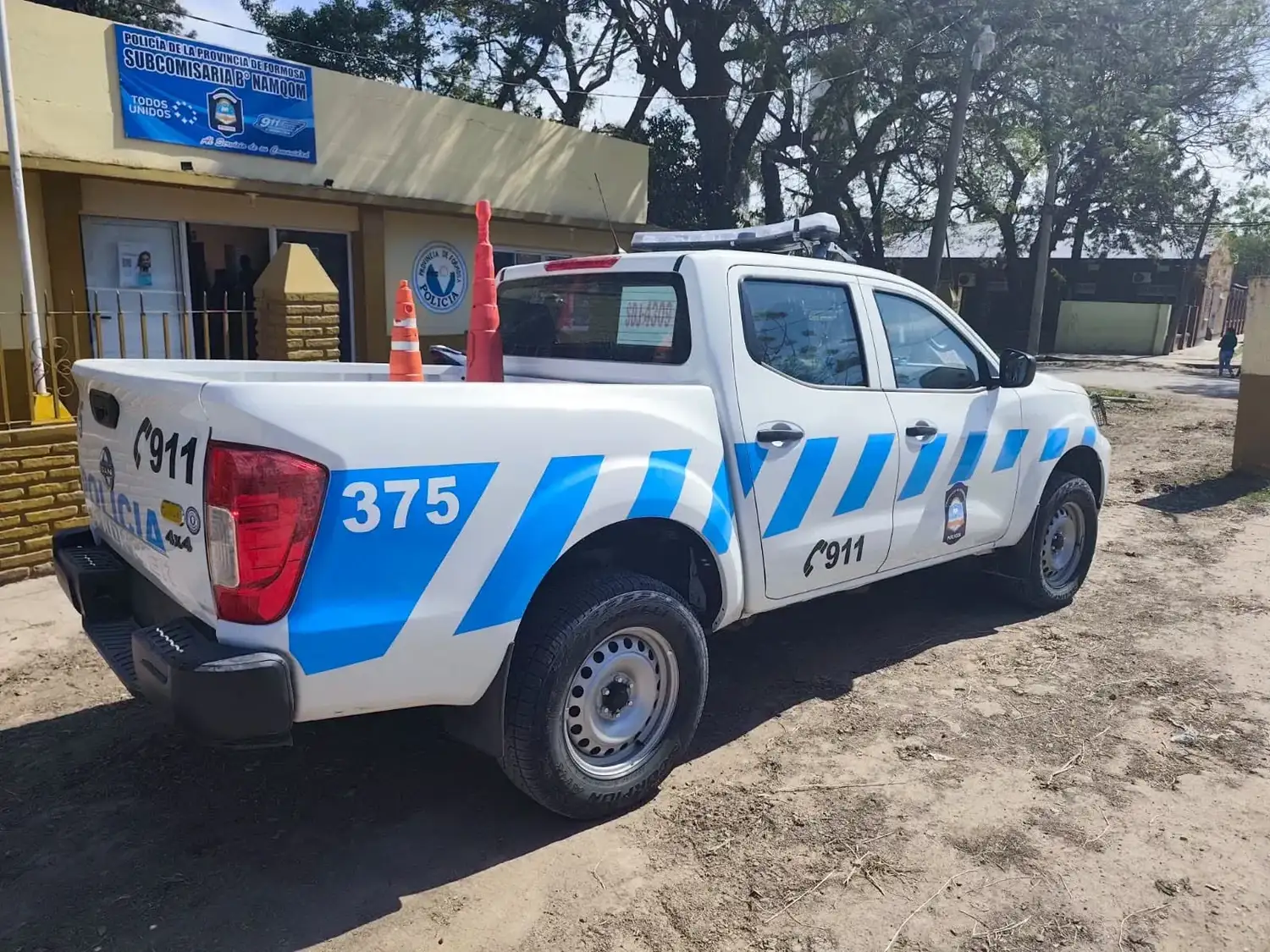 Patrullero de la Policía de Formosa estacionado frente a la Subcomisaría Namqom, dependencia donde se llevan adelante las investigaciones por los cuatro robos esclarecidos recientemente y la detención de tres personas involucradas en los hechos.