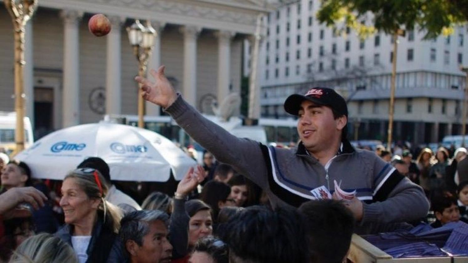 Regalaron miles de frutas en Plaza de Mayo y hubo desborde