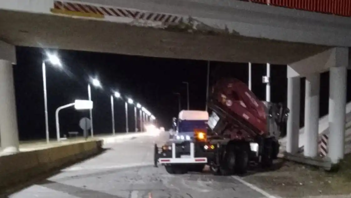 Otro camión chocó contra un puente: Es el segundo en la semana dentro de la Provincia