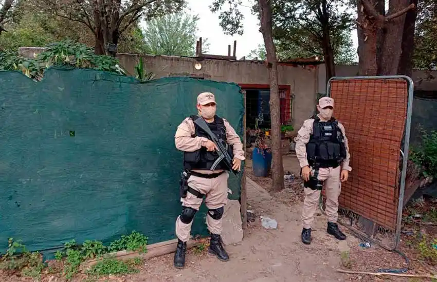 Prefectura realizó ocho allanamientos en Rosario por una causa de tráfico de drogas y trata de personas: 7 detenidos
