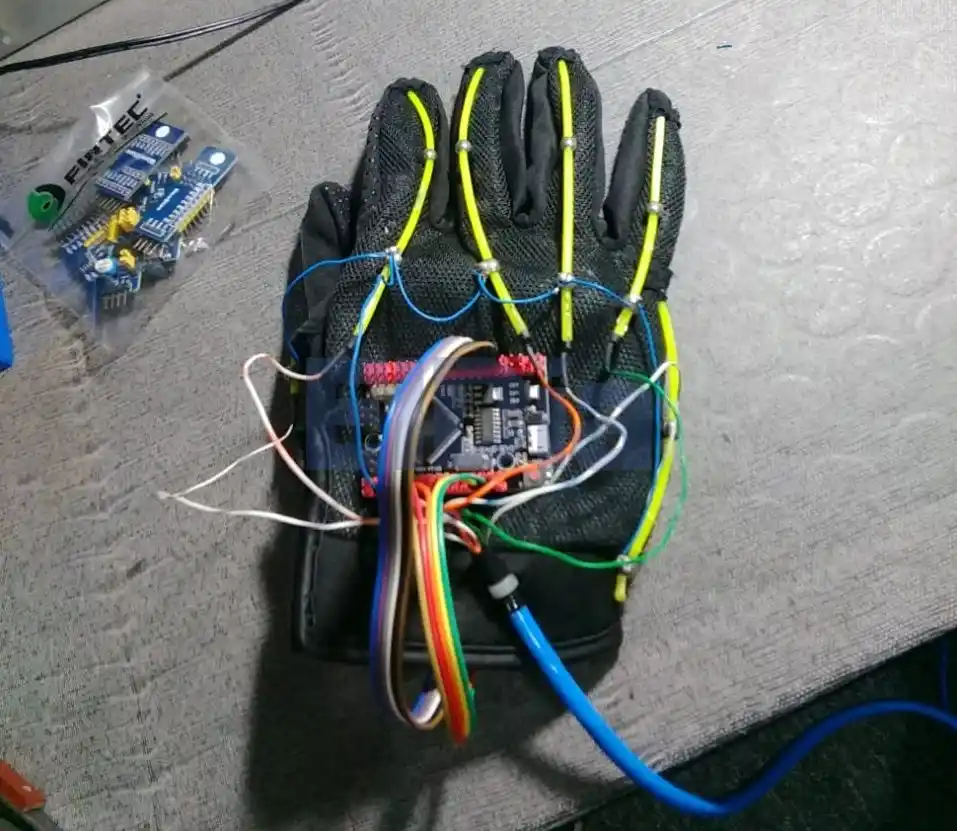 Tecnología e inclusión: Gualeguaychuenses desarrollan un guante para hipoacúsicos