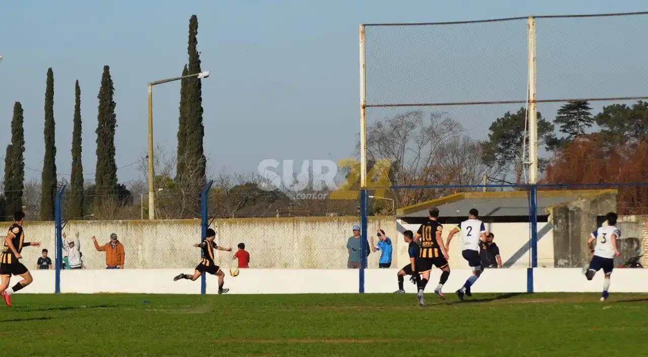 Peñarol derrotó a Rivadavia y le descontó al líder Atlético