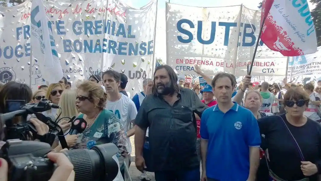 Docentes reclamaron a Scioli más presupuesto para educación