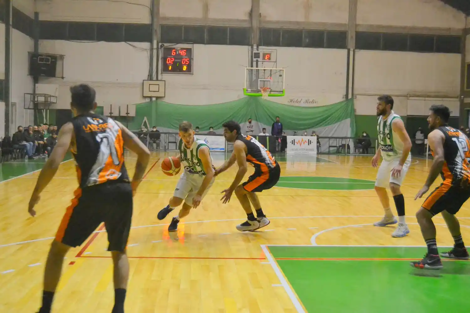 Bancario se reivindicó ante Urquiza y es puntero de la Liga