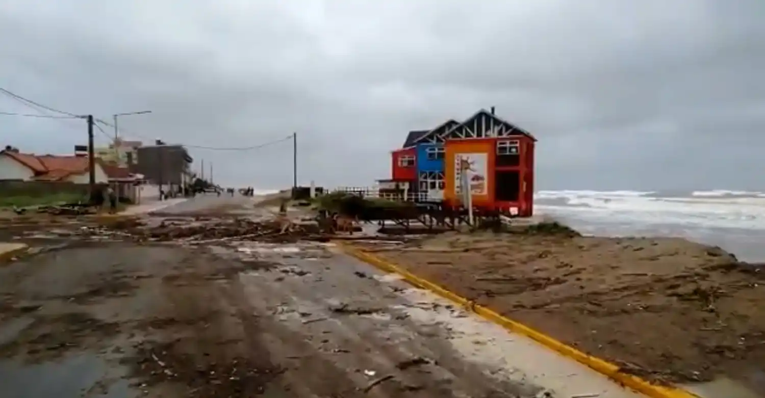Sudestada en La Costa dejó como saldo balnearios, bajadas a la playa y refugios de guardavidas destruidos
