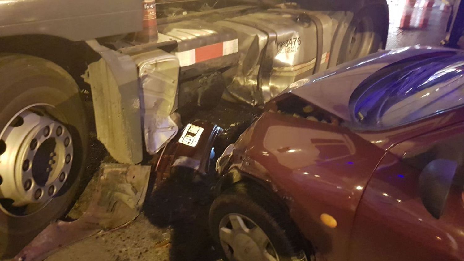Un joven permanece internado tras impactar contra un camión