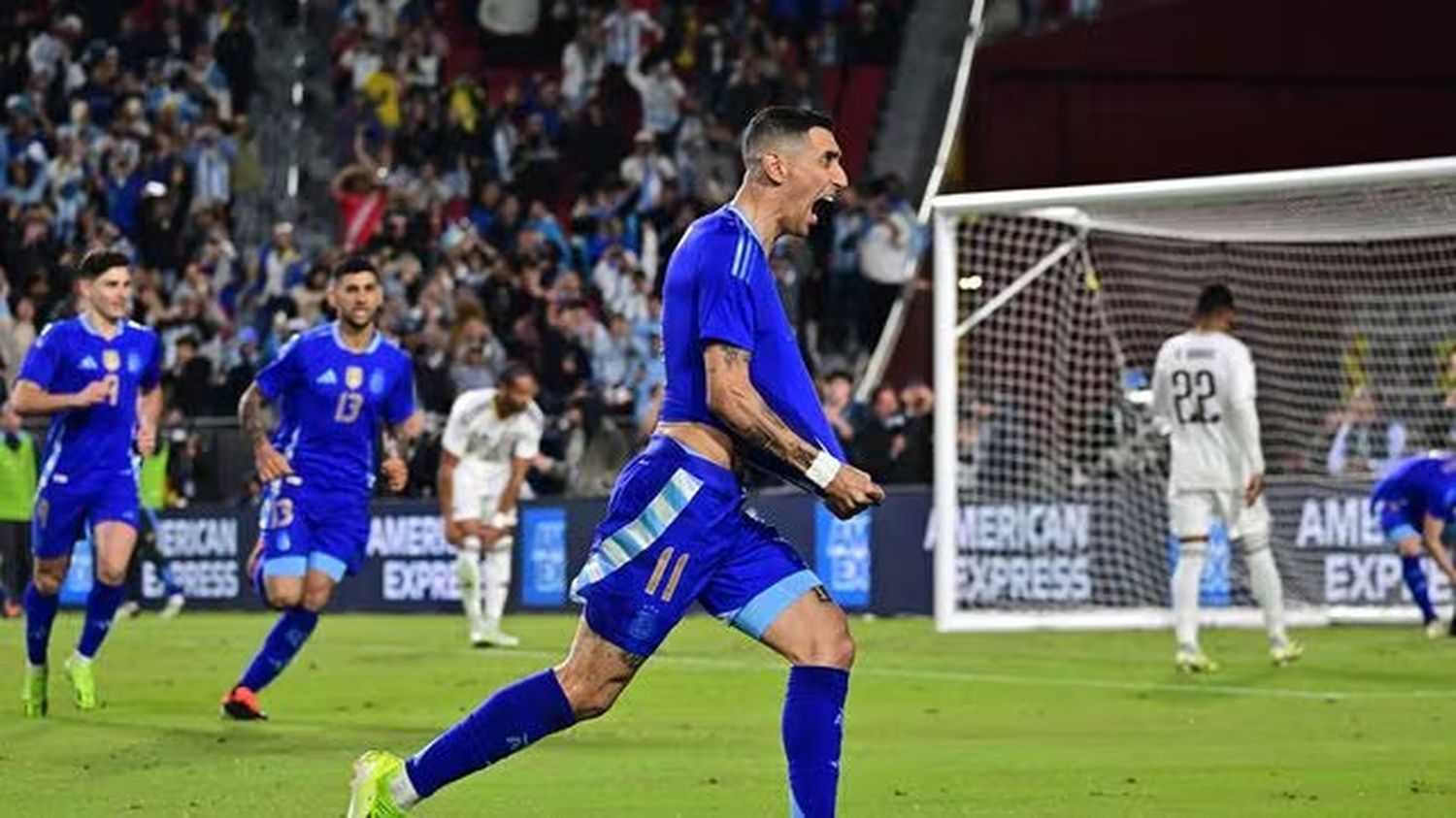 Di María celebra su gol.