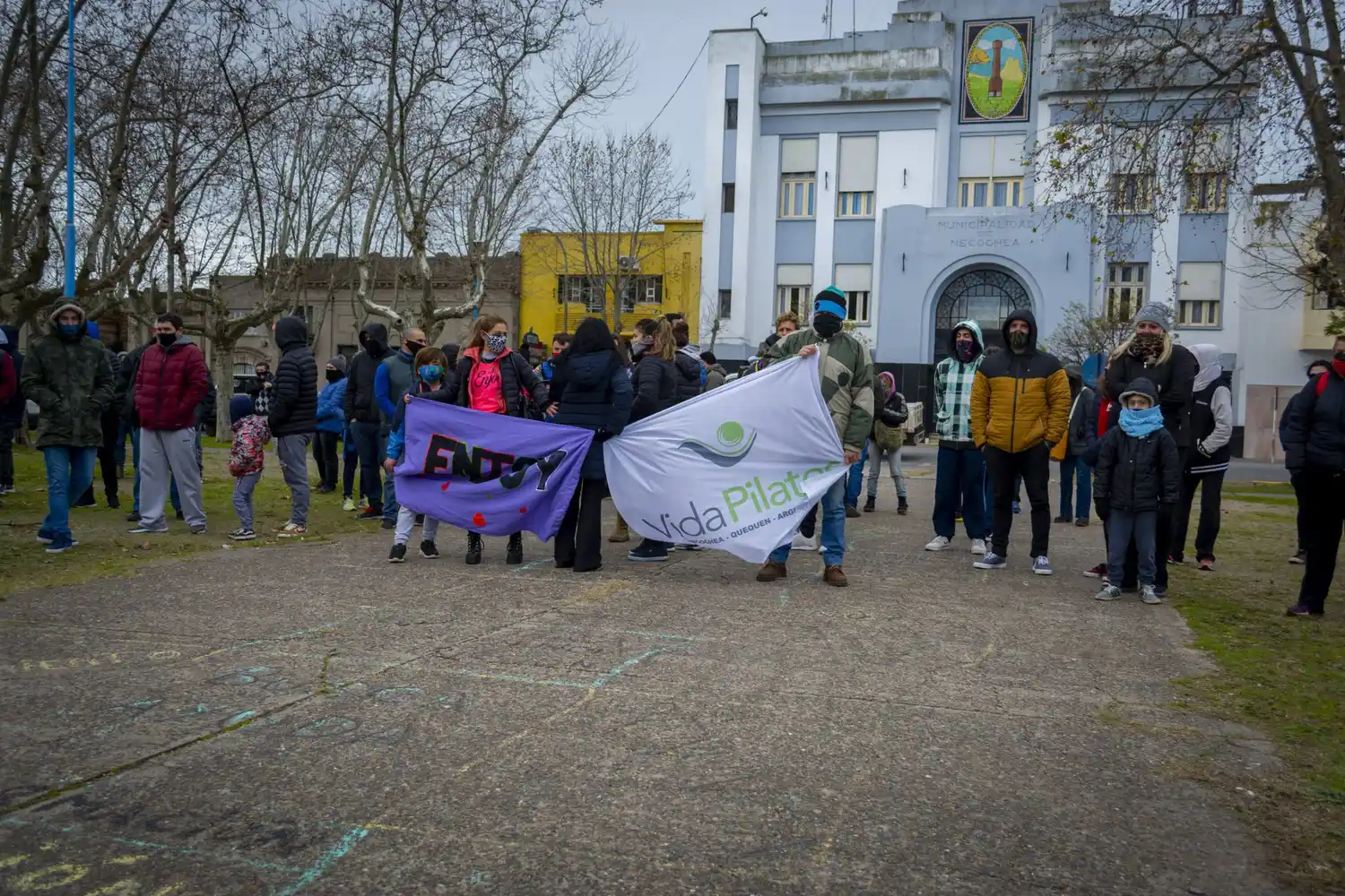 Necochea entró en Fase 5 pero los comerciantes que siguen sin poder trabajar se manifestaron frente al Municipio