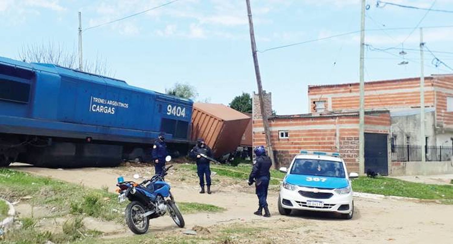 Vagones casi vuelcan  arriba de una casa, tras descarrilamiento