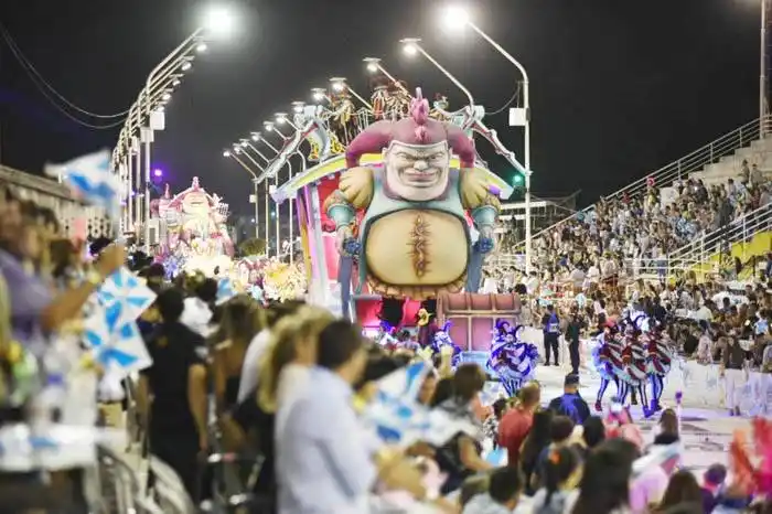 El Carnaval del País sacó otro  aprobado y las tres comparsas  apuestan fuerte al título