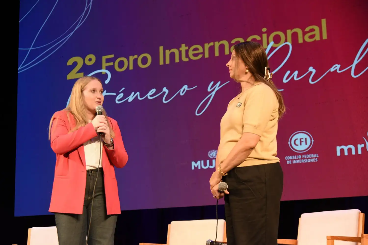 La ministra de Igualdad y Desarrollo Humano, Victoria Tejeda (izquierda9, encabezó el Foro.