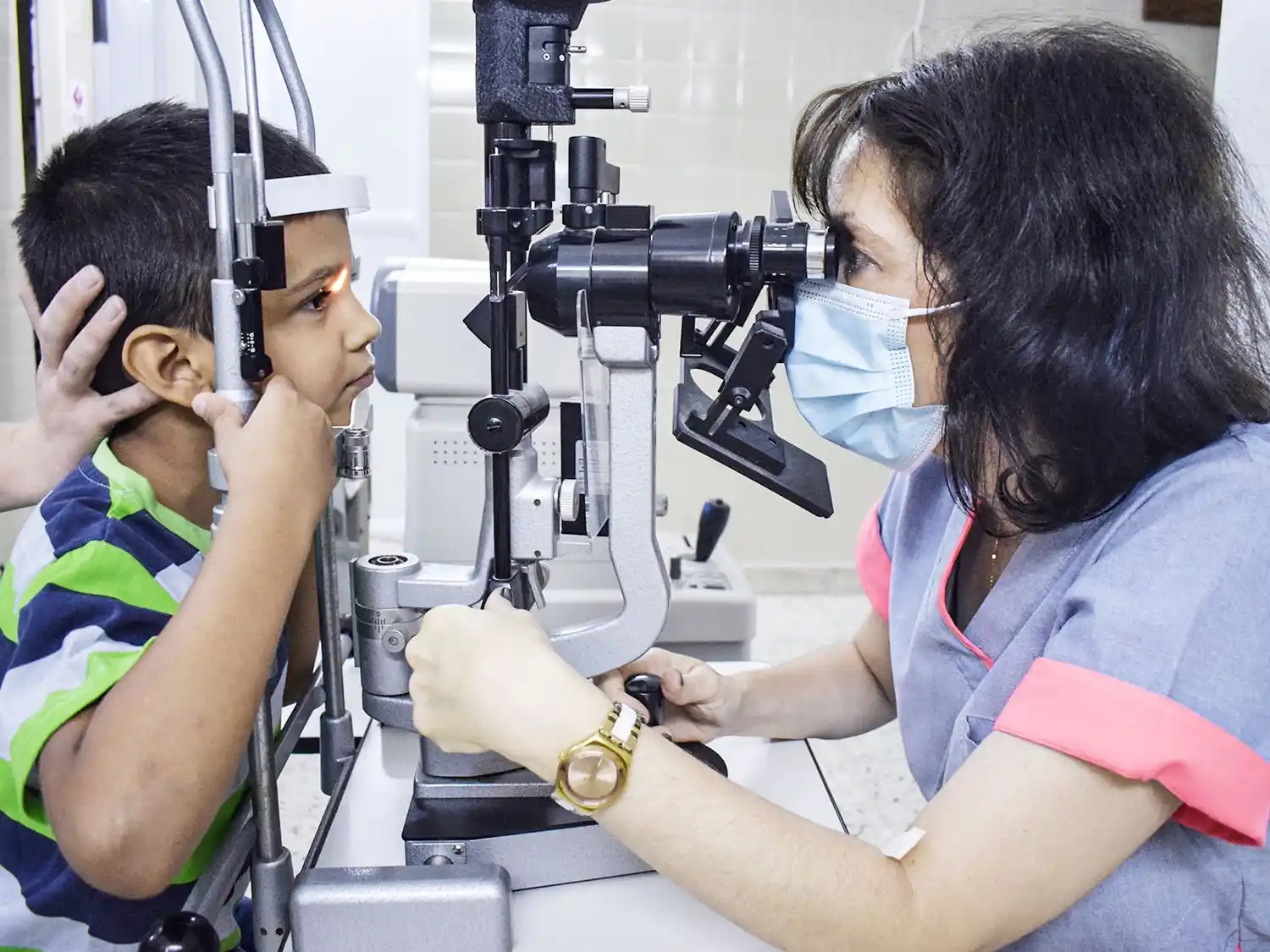 Instan a realizar controles oftalmológicos anuales en niños