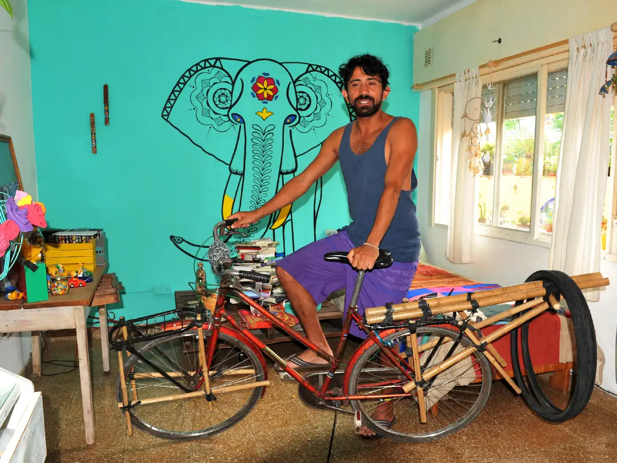 Con su bicicleta y la guitarra a cuestas, de paso  por la ciudad antes de seguir a Uruguay y Brasil 