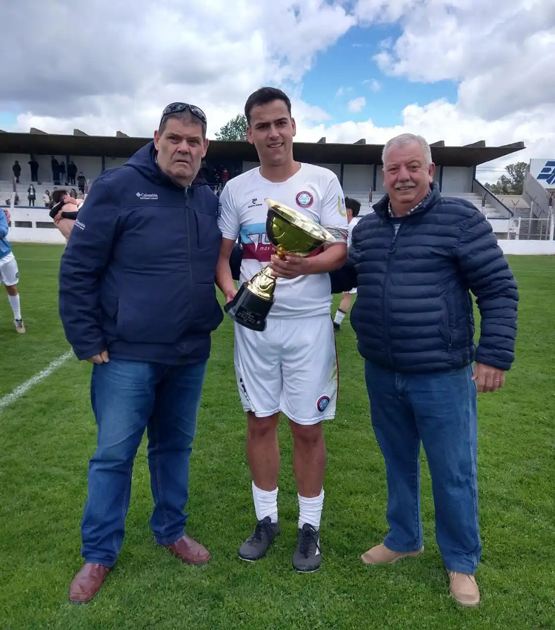 FOTO LIGA TANDILENSE DE FÚTBOL El capitán Masson, entre los dirigentes Cenoz y Ardúa.