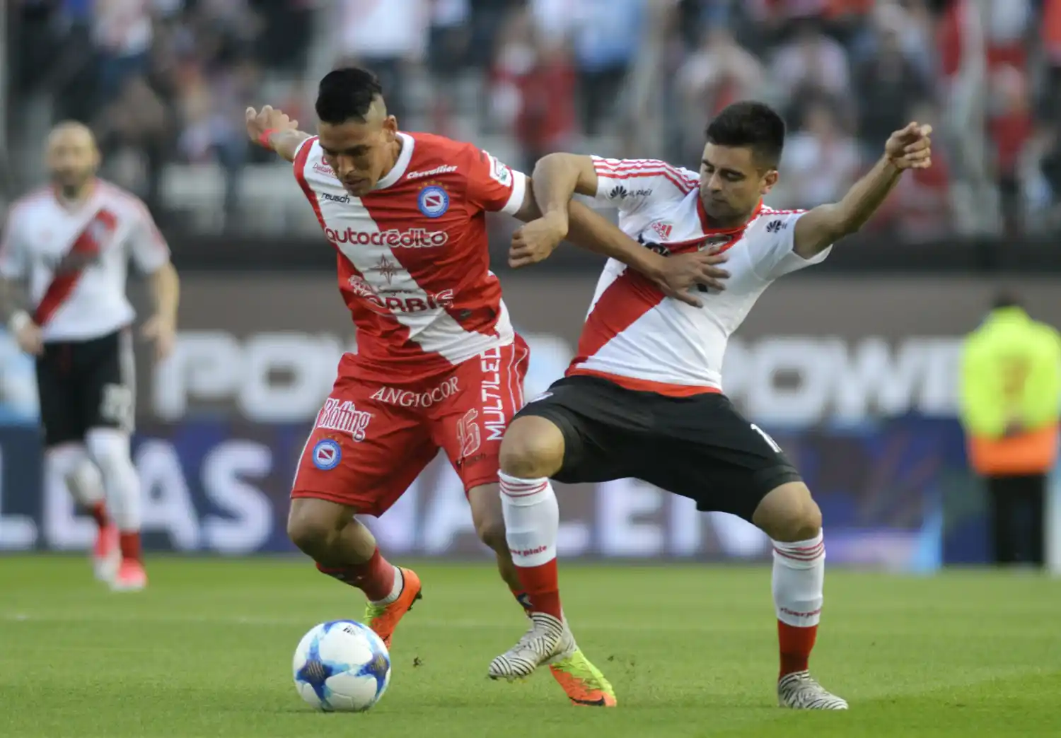 River igualó con Argentinos y no pudo alcanzar la punta