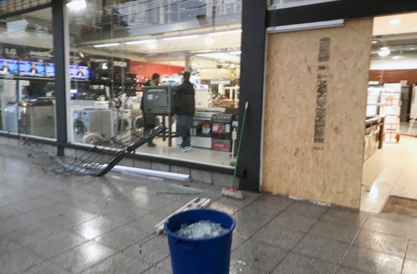 Robaron otro comercio tras embestir el frente con una camioneta