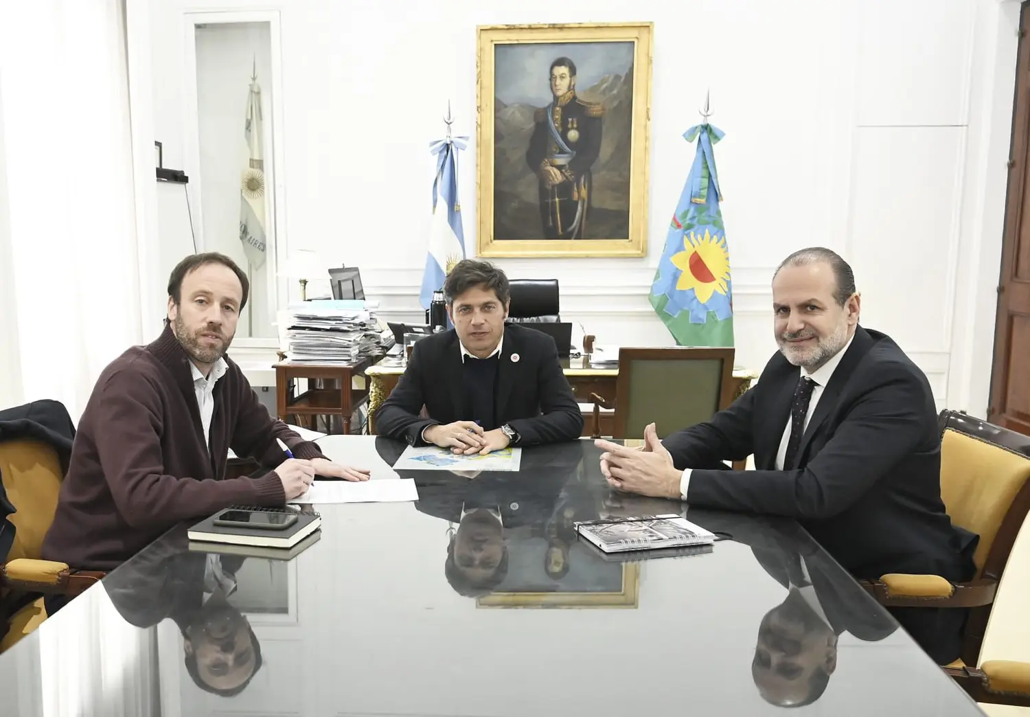 El ministro Pablo López participó de la reunión con el Intendente y el Gobernador.