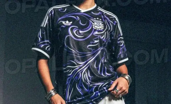 El modelo de la que sería la nueva camiseta de la Selección argentina.