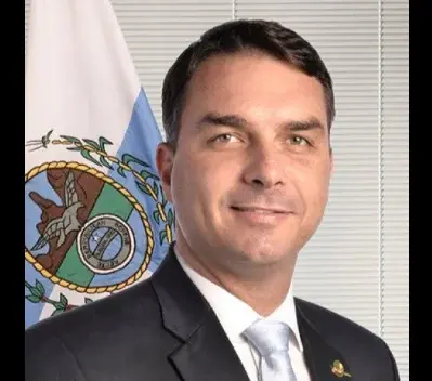 El senador Flávio Bolsonaro fue intimado por la Policía Federal a entregar sus pasaportes y quedó impedido de salir del país
