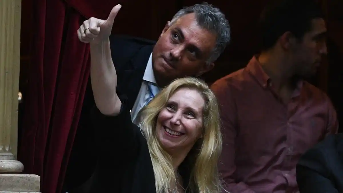 PAreja salió a bancar a Karina Milei