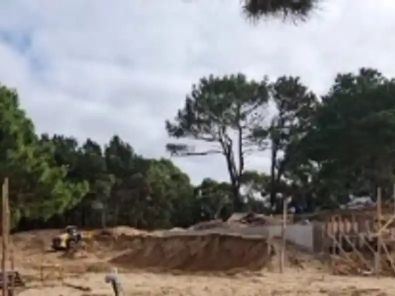 Un derrumbe se produjo esta noche en una obra en construcción de la localidad balnearia de Costa Esmeralda, donde dos obreros quedaron atrapados. Foto: Agencia NA/Pinamar Informa