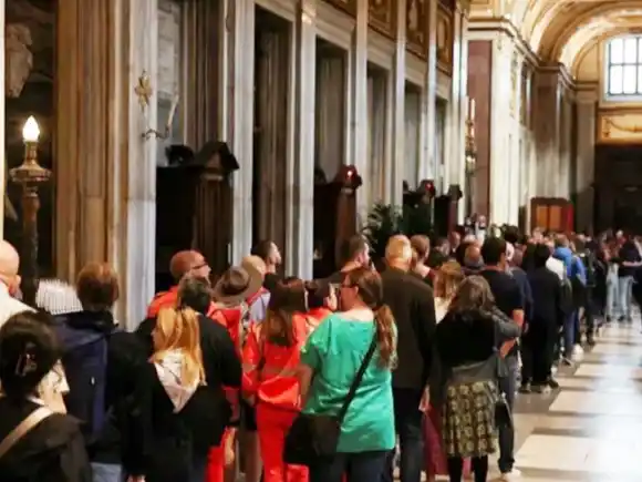 Adiós a Francisco: miles de fieles de todo el mundo visitan su sepulcro en Roma