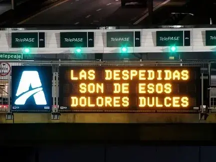 En los carteles electrónicos comenzaron a exhibirse algunas de las frases más recordadas de Los Redondos.