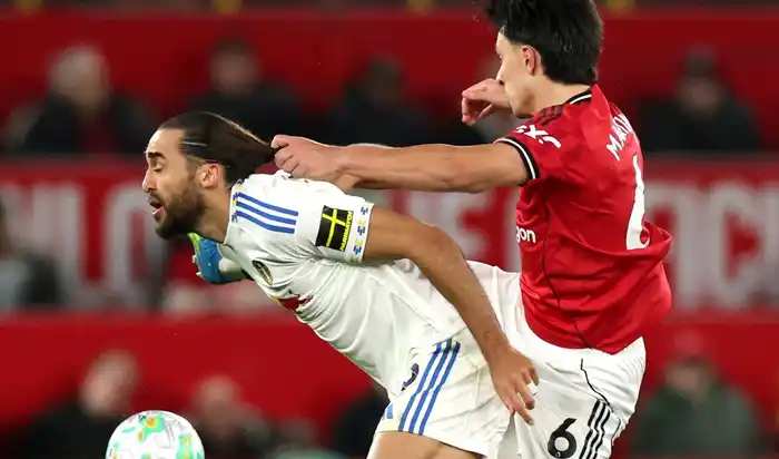Lisandro Martínez volvió a jugar para el United y se fue expulsado por tirarle el pelo a un rival