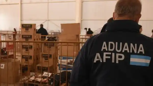 Se podrán ingresar al país legalmente celulares, laptops y tablets sin pagar impuestos en la Aduana