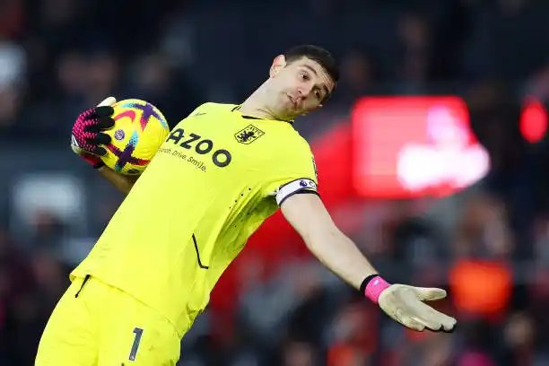 "Dibu" Martínez se destacó en la victoria de Aston Villa