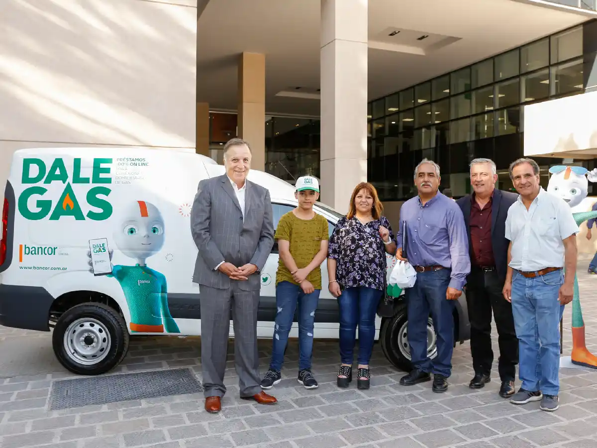 Bancor entregó la primera  Fiorino 0km a gasista matriculado