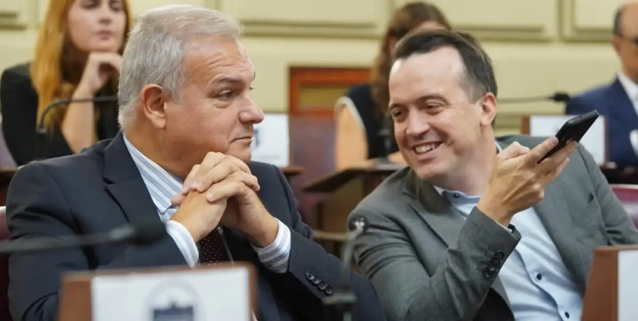 Joaquín Blanco y Pablo Farías analizan la ley de Municipios. Foto: El Litoral