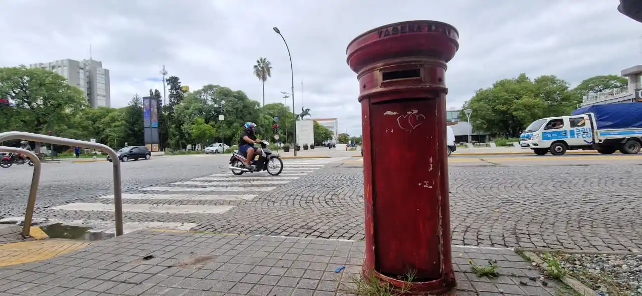 El buzón de 25 de Mayo casi Libertador, una postal urbana que guarda recuerdos de otra época.