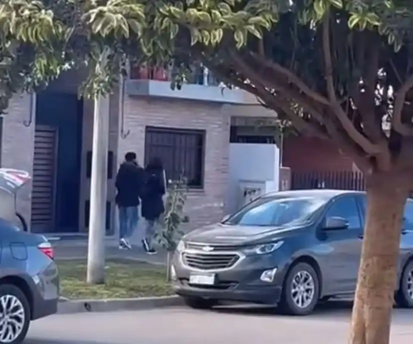 Los masculinos escaparon a pie para luego subirse a un auto que los esperaba en la esquina de Cabral y Juan Bautista Alberdi.