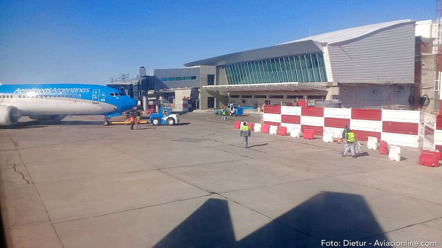 Ya se demolió la vieja terminal del aeropuerto de Comodoro Rivadavia