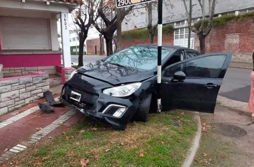 Gitana al volante quiso evadir retén y chocó sola contra un poste de la calle