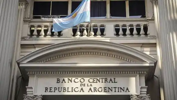 El BCRA vendió US$142 millones y finalizó febrero  con saldo positivo de US$2.357 millones