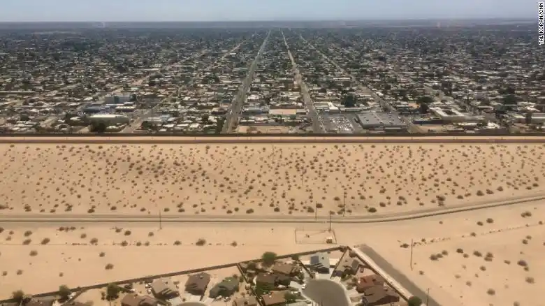 Inmigrantes son detenidos tras cruzar a EE.UU. por debajo del muro en Arizona