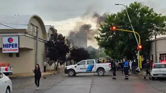 Incendio en hipermercado de Bahía Blanca: fue reinaugurado hace una semana tras sufrir una grave inundación