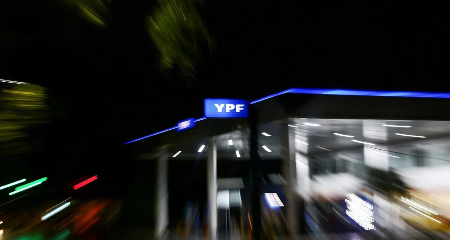 No privatizar YPF fue uno de los cambios que ofrece el gobierno para que se apruebe la ley ómnibus. Crédito: REUTERS / Matías Baglietto.