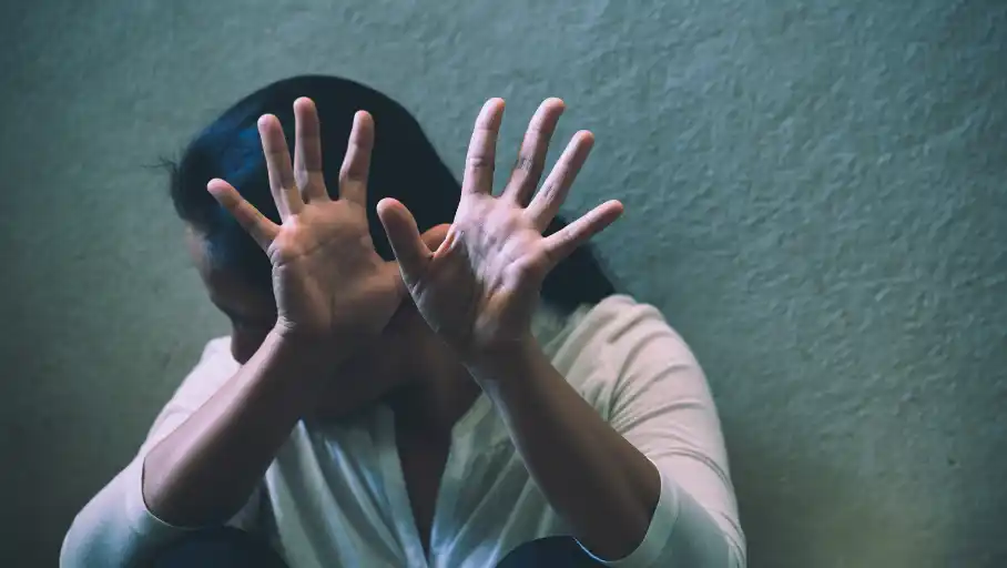 Venado Tuerto: amenazó a una mujer, le destrozó la moto y el auto