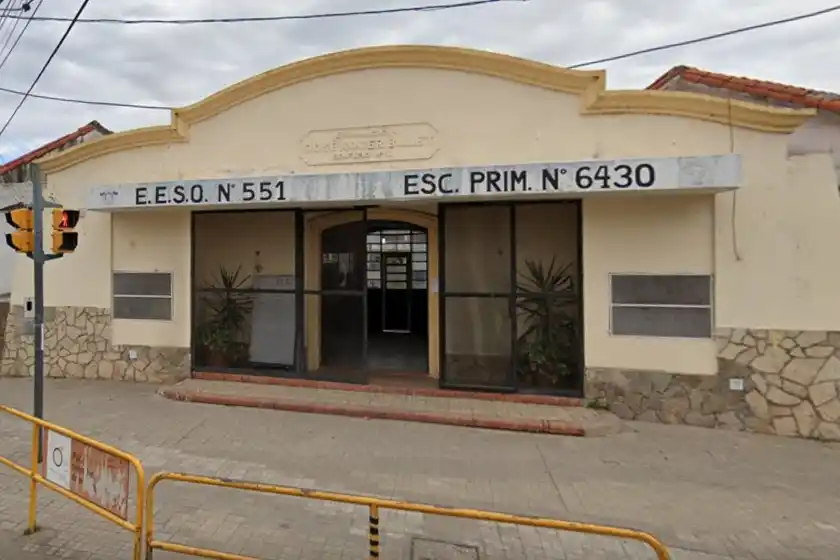 Balearon una escuela de zona sur y dejaron una nota amenazante