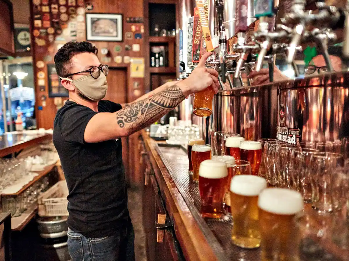 ¿Qué penas se aplicarían a quienes no cumplan la restricción nocturna?