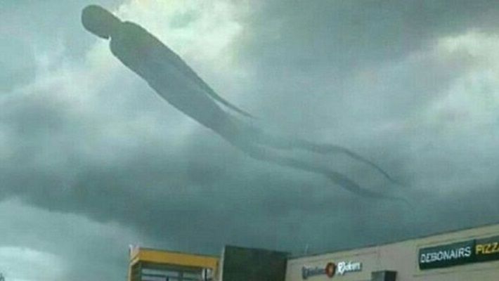 Terror por la aparición de una impresionante figura 