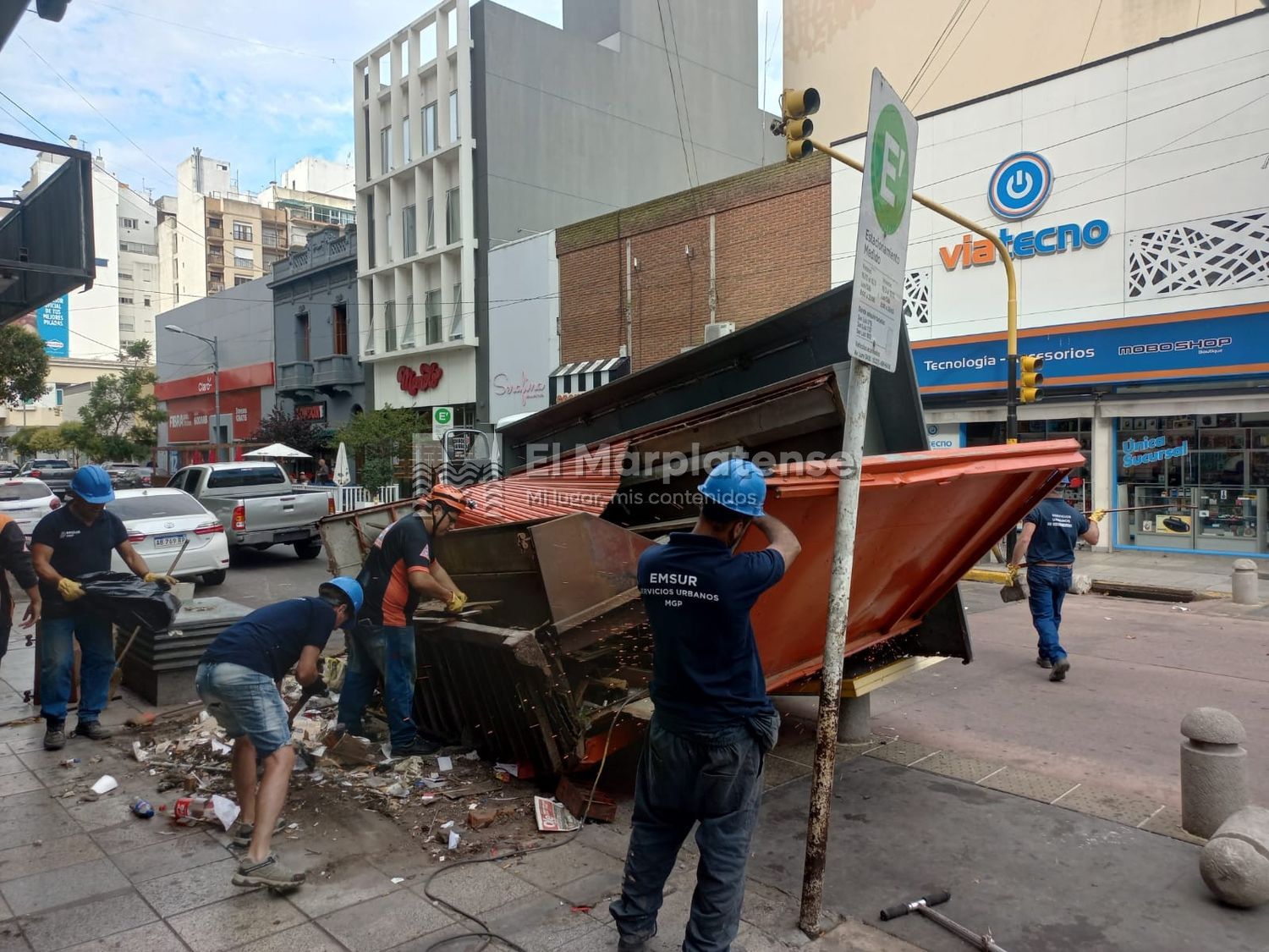 El Municipio retiró un puesto de diarios ubicado en la esquina de San Luis y la peatonal San Martín