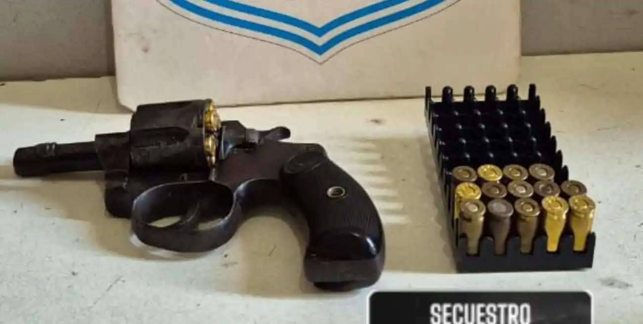 Los agentes hallaron un revólver calibre 32 escondido en un balde lleno de ropa mojada.