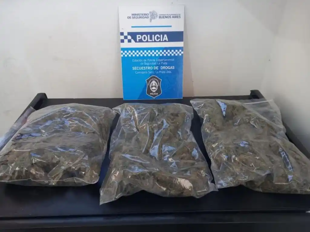 Cayeron dos remiseros que vendían marihuana en pleno centro platense