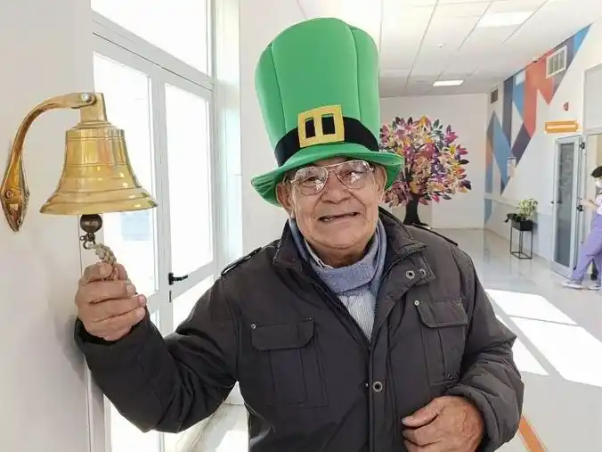 Bernardo finalizó su tratamiento y tocó 
la campana del Centro de Medicina Nuclear