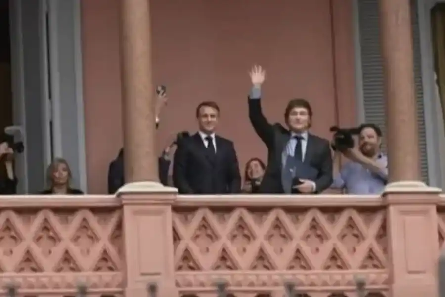 Macron y Milei en el balcón de la Casa Rosada