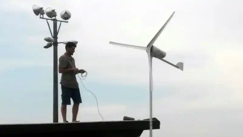 Ex alumnos de CFP instalaron un aerogenerador en la playa